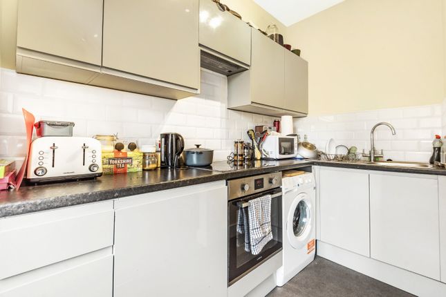 Flat 3, 240a, Merton High Street, London photo 2