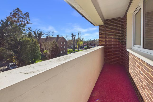Flat 5, 1, Summers Close, Weybridge photo 3