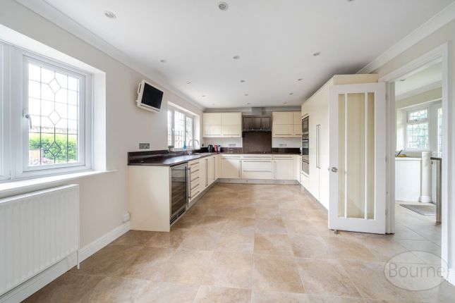3, Byworth Close, Farnham photo 3