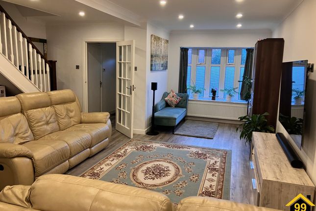 11, Eastleigh Close, Sutton photo 2