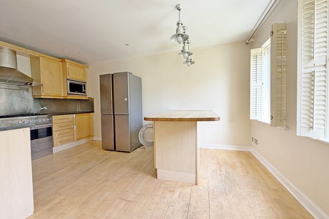 Kew Bridge Road, Brentford photo 3