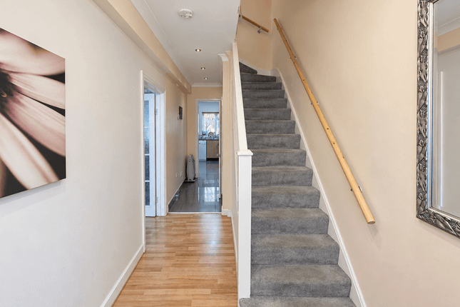 90 Cornwall Avenue, SOUTHALL photo 2