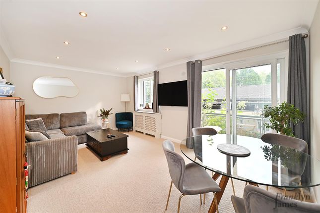 2-bed house on Flat 2, 10, Ratcliffe Lane, London, £2,300/mo