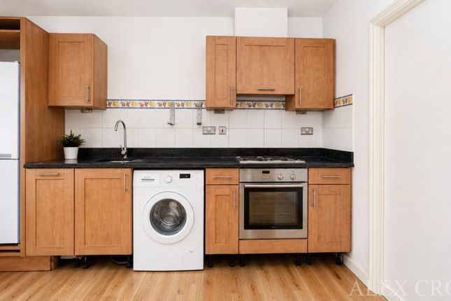 Flat 4, 183-187, Stoke Newington High Street, London photo 3