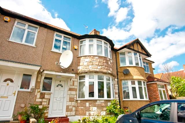 Thumbnail Terraced house for sale in Hill View Gardens, London