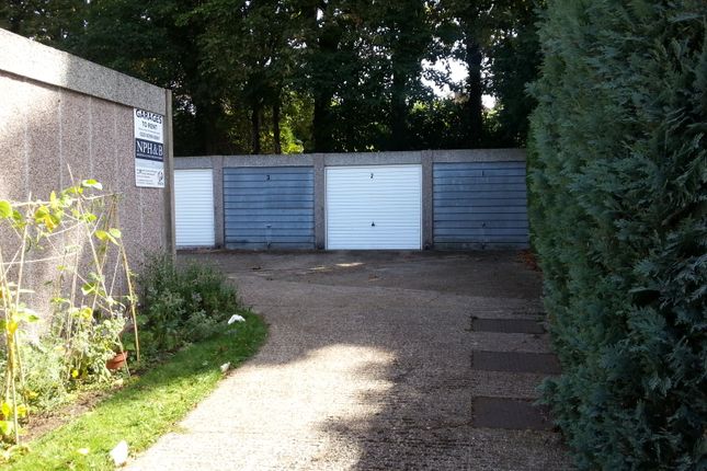 Parking/garage to let in Lovelace Gardens, Surbiton