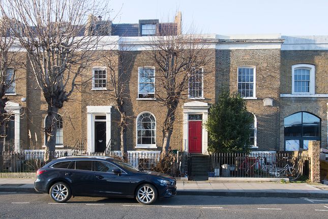 Thumbnail Maisonette to rent in Shrubland Road, London