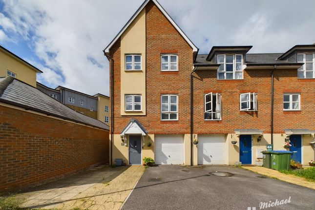 Thumbnail Town house for sale in Fuggle Drive, Aylesbury