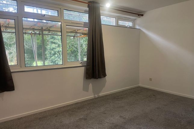 94 Deerswood Court, Crawley photo 4