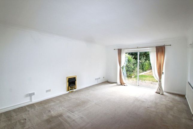 16 Lyndhurst Rise, Chigwell photo 3