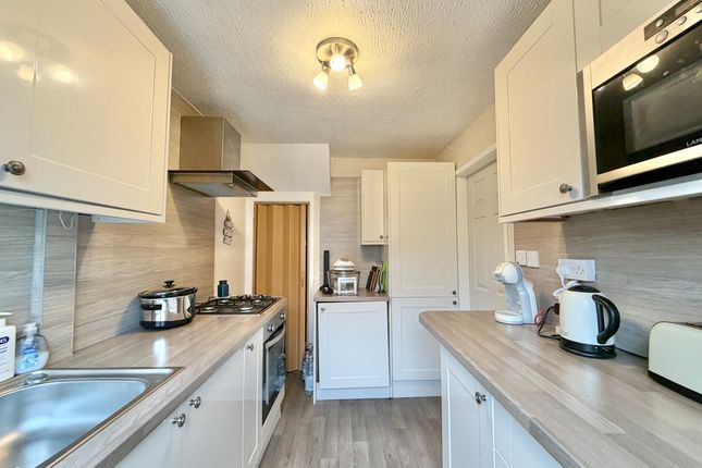 34 Newland Court, Wakefield photo 3