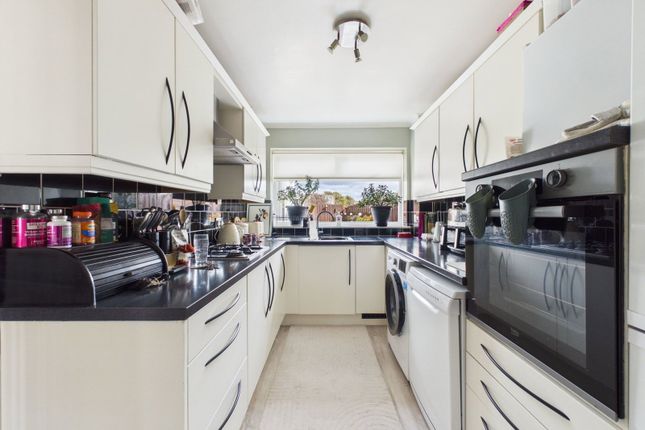 20, Prince Charles Close, Southwick photo 4