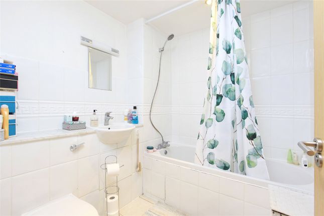 Flat to rent in Gateway House, 2A Balham Hill, Balham, London