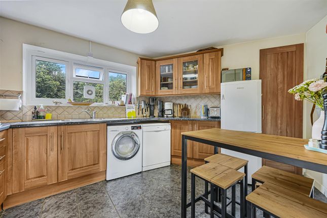 Flat 22, Old Mill Court, Chigwell Road, London photo 4