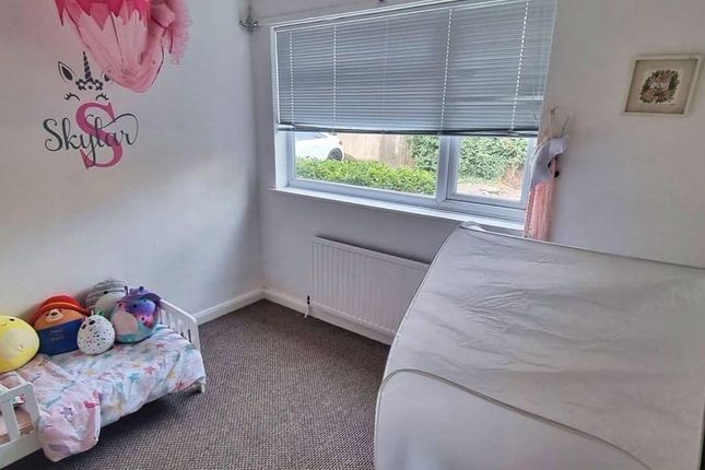 Flat to rent in Chandlers Way, Romford