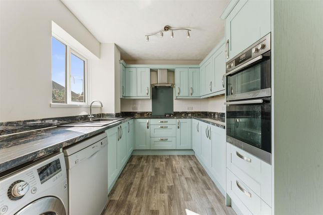 13, Brooks Close, Burton Latimer photo 2