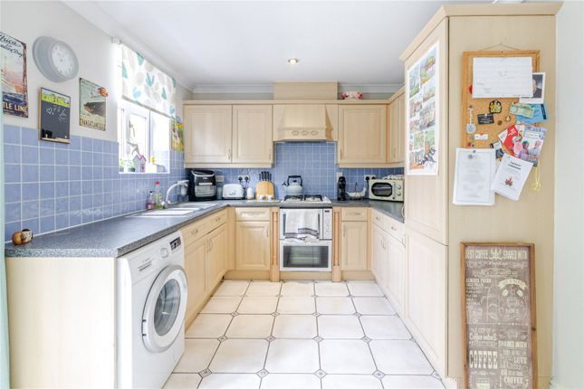 13, Linden Square, Uxbridge photo 3
