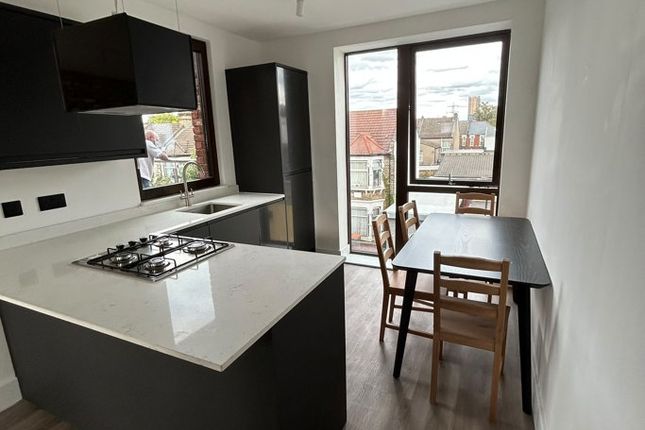 Flat 9 Gingerbread Court 2A, Michigan Avenue, London photo 4