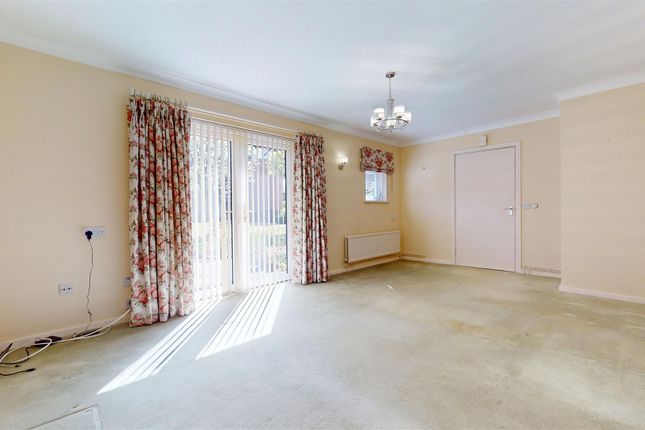 35 Oaktree Court, Portland Drive, Milton Keynes photo 3