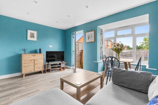 23 Barlow Road, Aylesbury photo 2