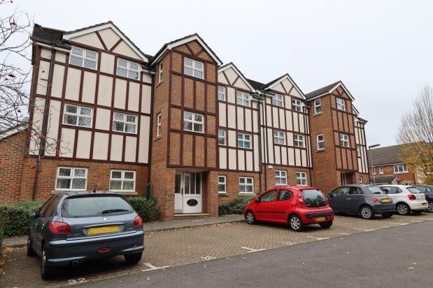 Thumbnail Flat to rent in Knaphill, Woking