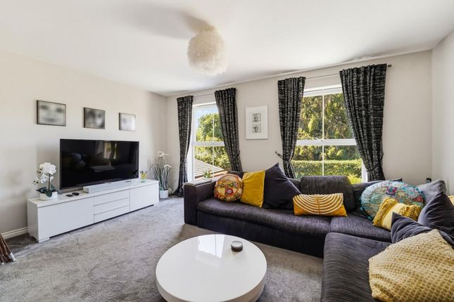 7 Greenacres, Tadworth photo 4