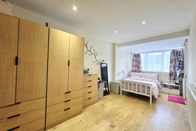 Ramsey Close, Greenford photo 4