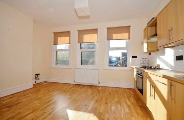 End terrace house for sale in Oakleigh Road South, London