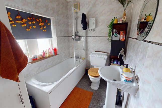 Flat 2, 128 - 130, Bingley Road, Bradford photo 5