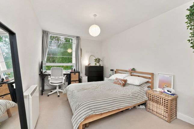 Bramlands Close, London photo 3