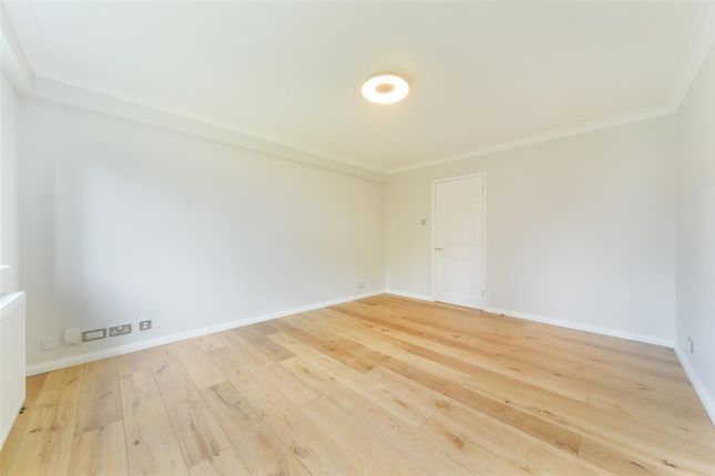 Flat for sale in Bridge Road, Epsom