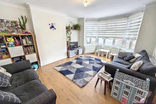 61 Edgwarebury Lane, Edgware photo 2