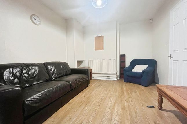 Room 3, 16, Larchwood Drive, Egham photo 5
