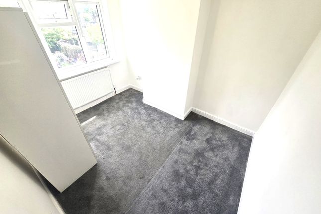 42 Harwood Avenue, Hornchurch photo 4