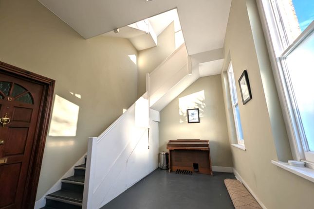 Flat D, 127 Knatchbull Road, Camberwell, London photo 2