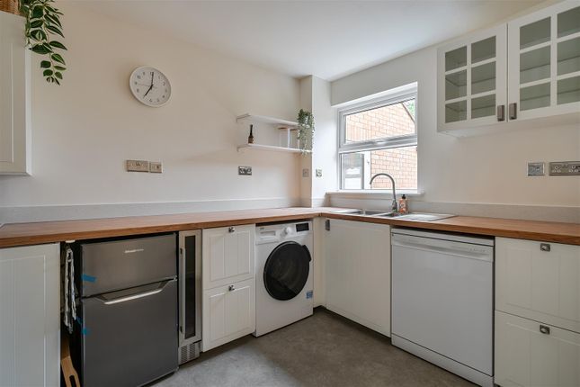 12, Fitzwarren Close, Chippenham photo 4