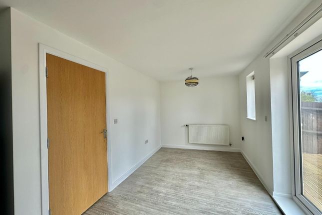 131, Varcoe Gardens, Hayes photo 3