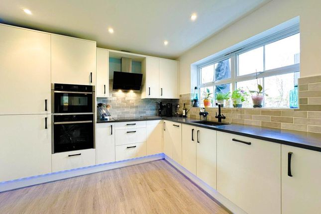9, Castell Close, Trowbridge photo 3