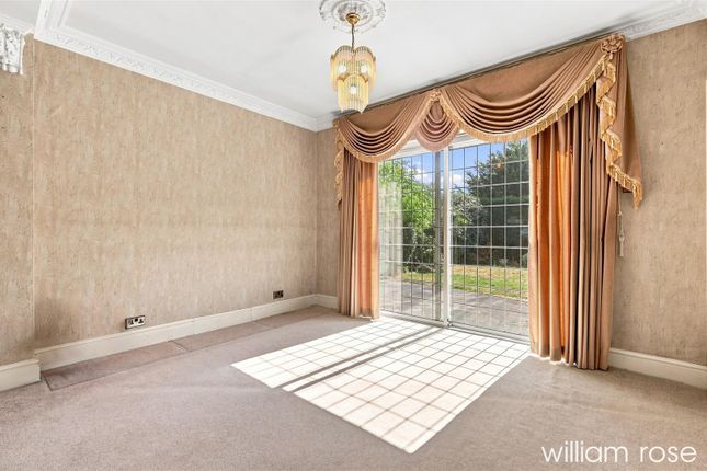 10, Tudor Close, Woodford Green photo 4