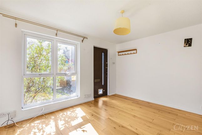 Flat to rent in Cleveland Way, London