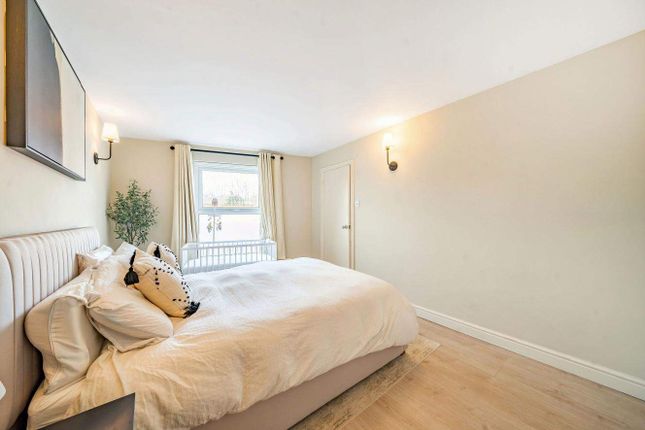 Flat for sale in Ruston Mews, London