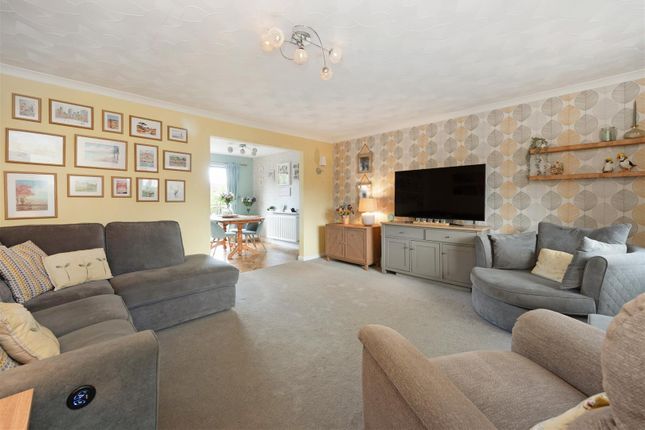 1, Sandalwood Close, Clanfield photo 4