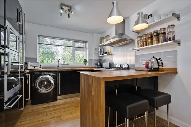 Flat 7, Abbotswood, 29, Oatlands Chase, Surrey photo 3
