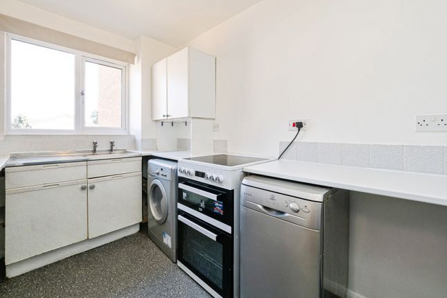 40, Latimer Drive, Hornchurch photo 4