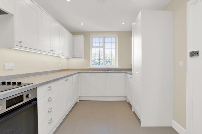 Flat to rent in Queens Close, Esher