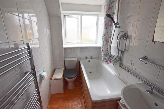 62, Maplins Close, Rainham photo 3