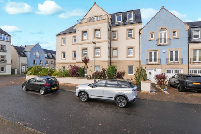 2-bed flat on Cromarty Grove, Inverkip, £225,000