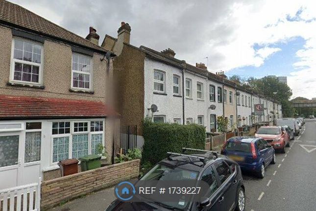 End terrace house to rent in Collingwood Road, Sutton