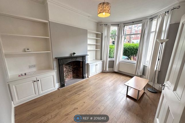 Flat to rent in Lyndhurst Road, London