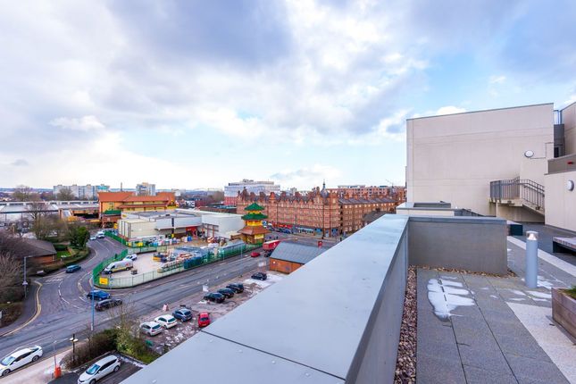 Flat to rent in Oldham Road, Manchester